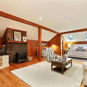 https://captains-quarters.top-hotels-in-savannah.com